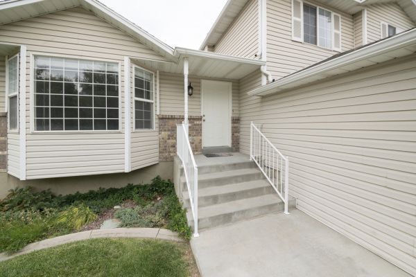 Cost of White Vinyl Siding Replacement in Mequon